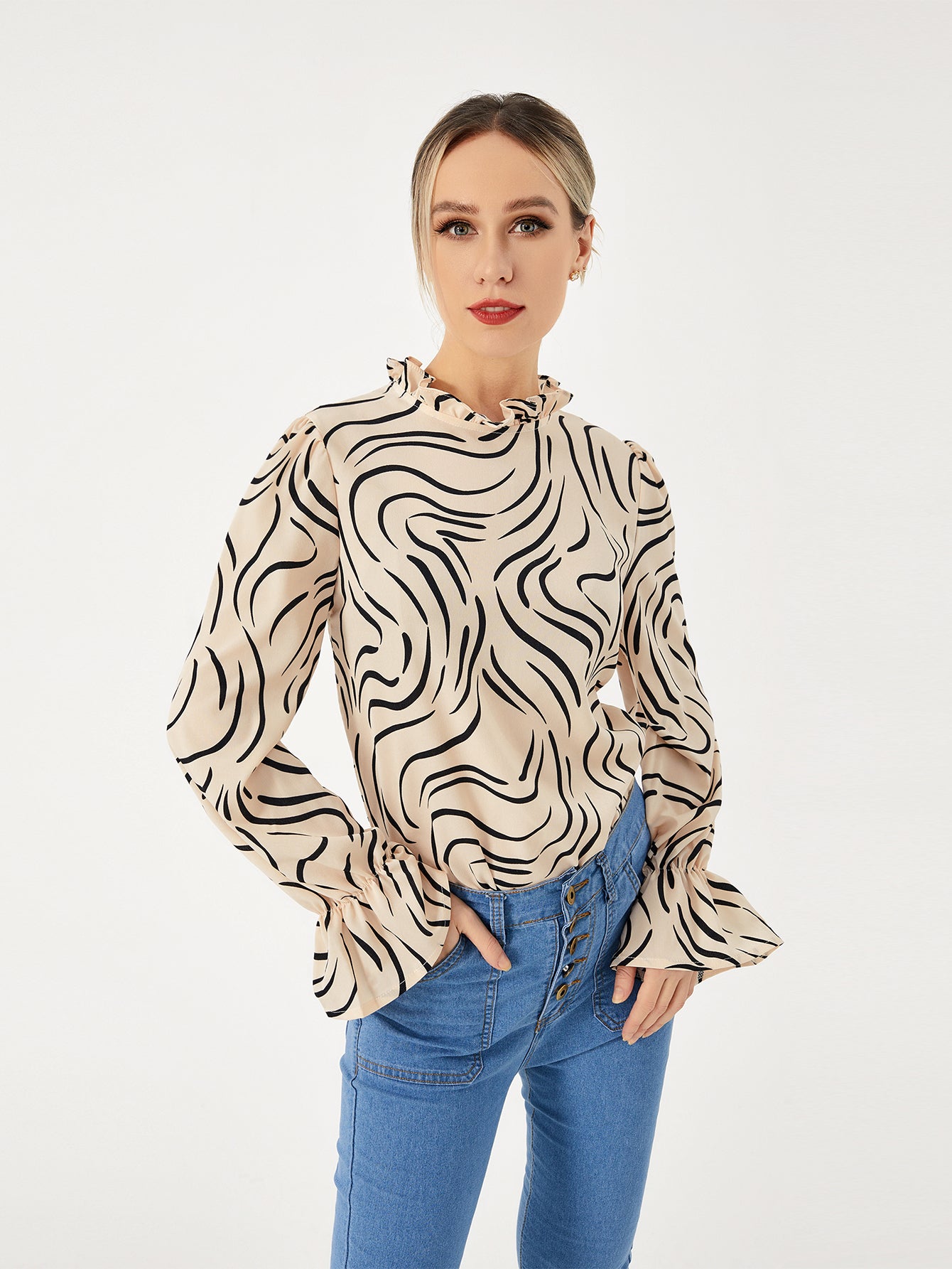 Elevate Your Casual Wardrobe with the Ladies Graphic Casual Balloon Sleeve Shirt